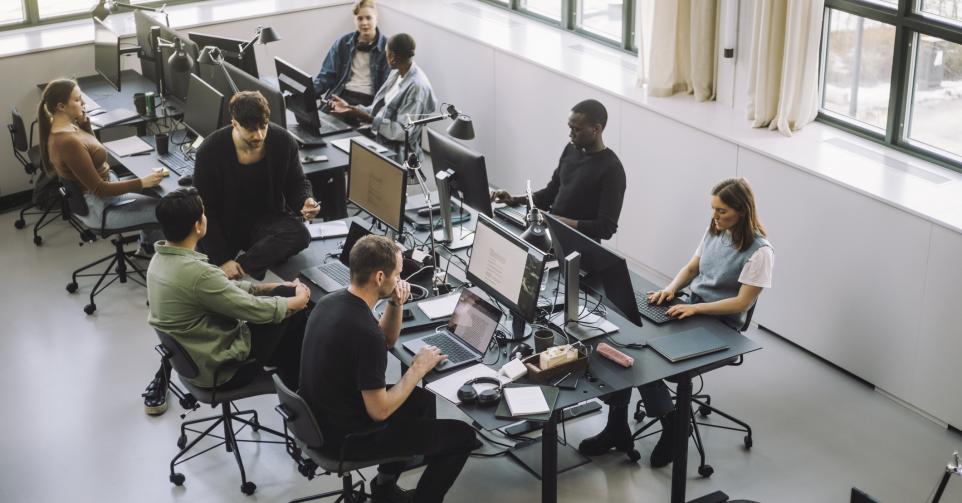 Open space moderne equipe d'un systeme de pointage professionnel